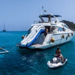 Yacht au mouillage équipé d’un toboggan TOBO SPLASH 90 et d’une piscine TOBO POOL