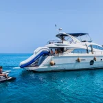 Toboggan gonflable TOBO SPLASH 90 vu du ciel, installé sur un yacht au mouillage