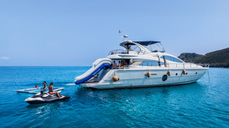 Toboggan TOBO bleu et blanc installé à l’arrière d’un yacht