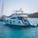 Toboggan gonflable TOBO EXTREM 110 déployé depuis la plage arrière d’un yacht