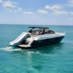 Toboggan gonflable TOBO GLISS 70 déployé depuis la plage arrière d’un yacht