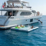 Piscine gonflable anti-méduses TOBO POOL amarrée à l’arrière d’un yacht