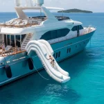 Toboggan gonflable TOBO SPLASH 90+ déployé depuis la plage arrière d’un yacht