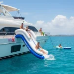 Toboggan gonflable TOBO SPLASH 90 déployé depuis la plage arrière d’un yacht