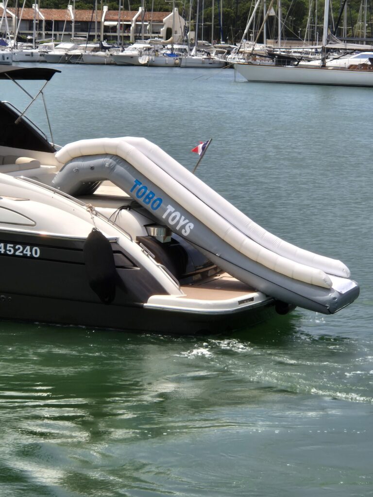 Entretien toboggan gonflable : rinçage à l'eau douce d'un toboggan Tobo Toys après une sortie en mer