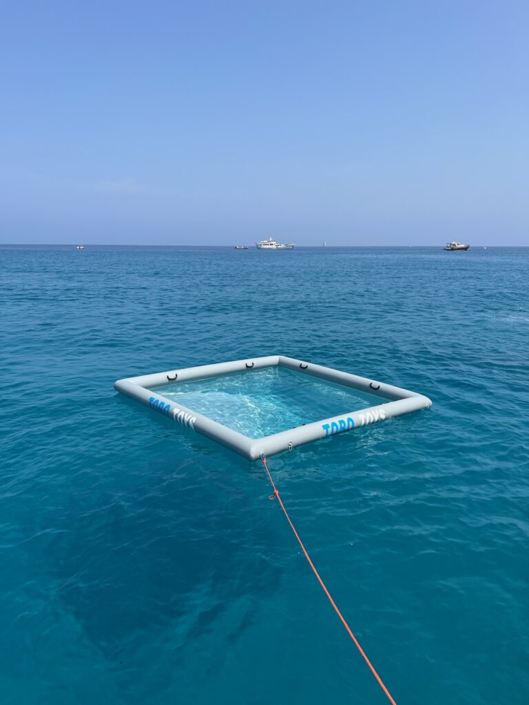 Se protéger des méduses en mer : bassin gonflable fermé par un filet, amarré à un bateau
